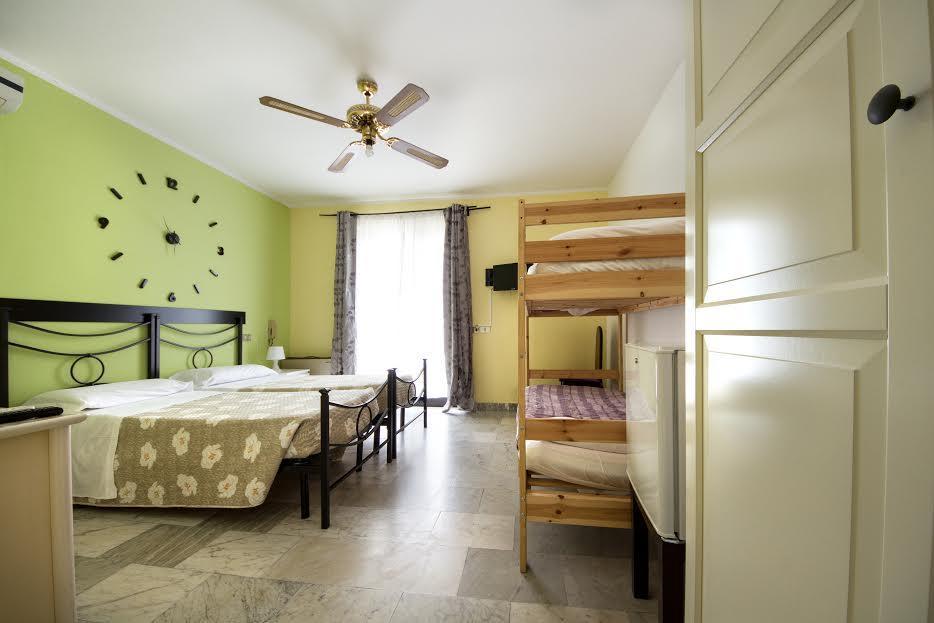 Olympic Kosher Holidays Hotel Сирмионе Екстериор снимка
