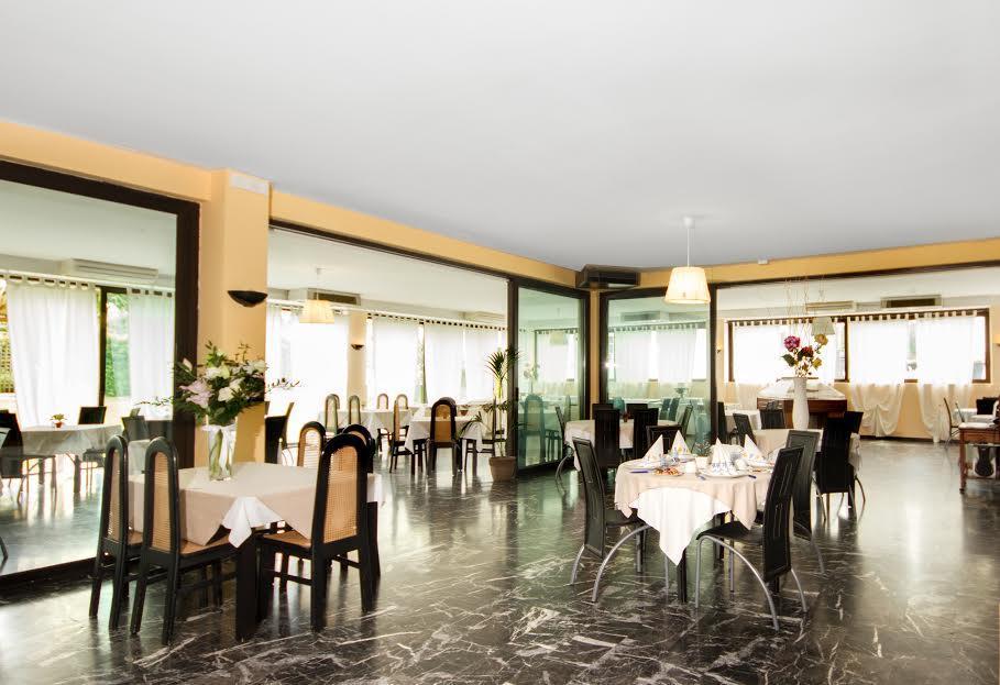 Olympic Kosher Holidays Hotel Сирмионе Екстериор снимка